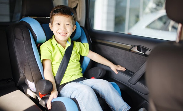 luu y bat buoc phai nho khi cho tre em tren xe o to 2