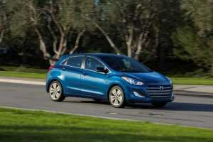 2016 Hyundai Elantra GT front three quarter in motion 04