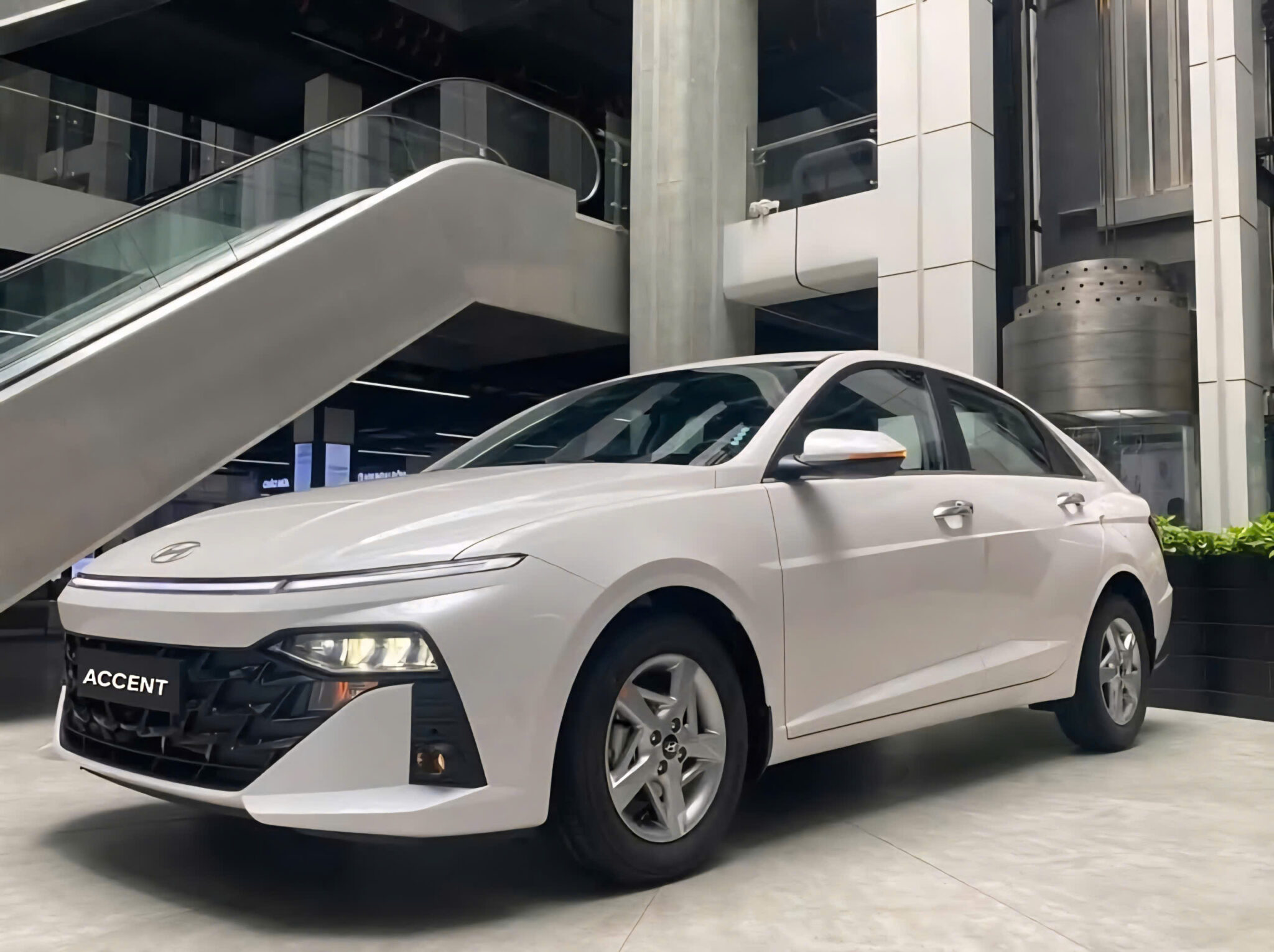 hyundai accent dac biet trang 2048x1532 1