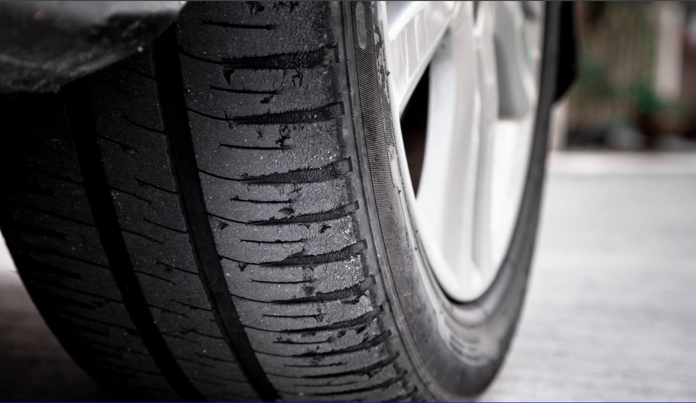 Lốp mòn không đều: Nguyên nhân và những vấn đề cần kiểm tra 2026 2 lop mon khong deu 1